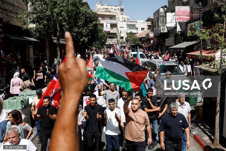 Manifestantes protestam pelo fim da guerra em Gaza e como forma de agradecimento a vários países pelo reconhecimento do Estado da Palestina, entre os quais Portugal, em Ramallah, Cisjordânia, 23 de setembro de 2025. ANTÓNIO PEDRO SANTOS/LUSA


