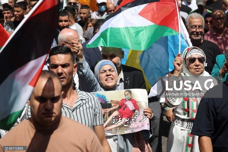 Manifestantes protestam pelo fim da guerra em Gaza e como forma de agradecimento a vários países pelo reconhecimento do Estado da Palestina, entre os quais Portugal, em Ramallah, Cisjordânia, 23 de setembro de 2025. ANTÓNIO PEDRO SANTOS/LUSA

