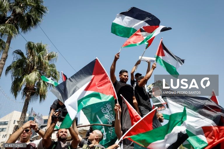 Manifestantes protestam pelo fim da guerra em Gaza e como forma de agradecimento a vários países pelo reconhecimento do Estado da Palestina, entre os quais Portugal, em Ramallah, Cisjordânia, 23 de setembro de 2025. ANTÓNIO PEDRO SANTOS/LUSA

