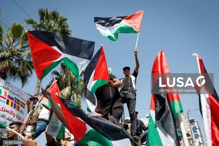 Manifestantes protestam pelo fim da guerra em Gaza e como forma de agradecimento a vários países pelo reconhecimento do Estado da Palestina, entre os quais Portugal, em Ramallah, Cisjordânia, 23 de setembro de 2025. ANTÓNIO PEDRO SANTOS/LUSA

