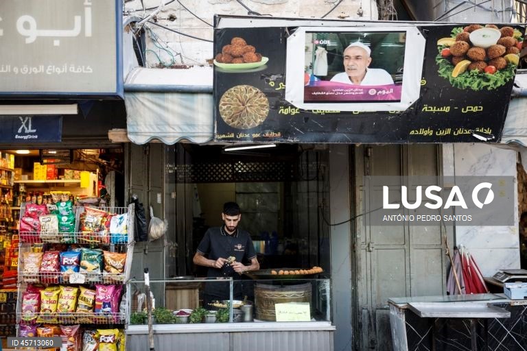 Um homem cozinha falafel no centro da cidade de Ramallah, Cisjordânia, 23 de setembro de 2025. ANTÓNIO PEDRO SANTOS/LUSA

