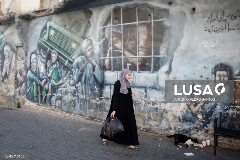 Uma mulher caminha no centro da cidade de Ramallah, Cisjordânia, 23 de setembro de 2025. ANTÓNIO PEDRO SANTOS/LUSA

