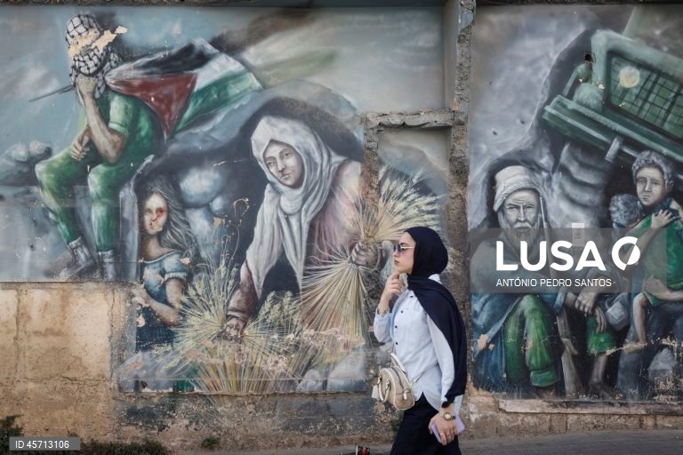 Uma mulher caminha no centro da cidade de Ramallah, Cisjordânia, 23 de setembro de 2025. ANTÓNIO PEDRO SANTOS/LUSA

