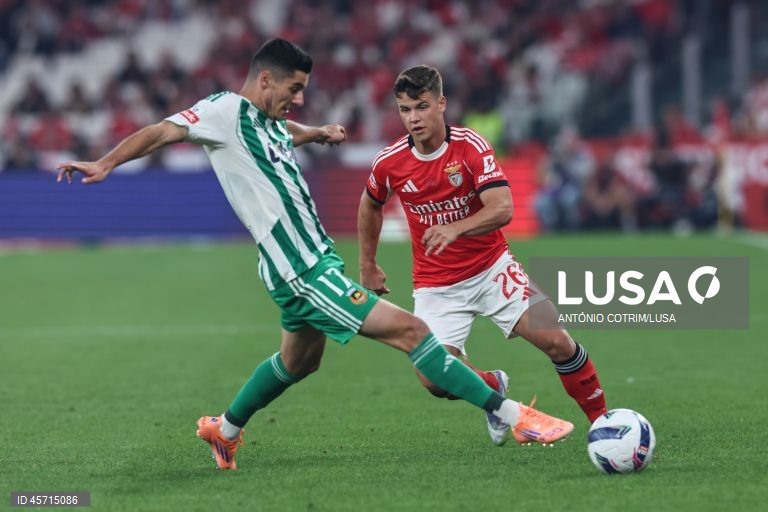 Benfica falhou hoje a subida ao segundo lugar da I Liga de futebol e ficou a quatro pontos do líder FC Porto, ao empatar 1-1 na receção ao Rio Ave, em encontro em atraso da primeira jornada.