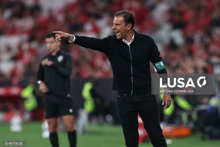 Benfica falhou hoje a subida ao segundo lugar da I Liga de futebol e ficou a quatro pontos do líder FC Porto, ao empatar 1-1 na receção ao Rio Ave, em encontro em atraso da primeira jornada.