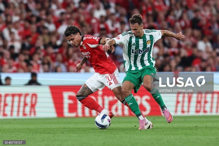 Benfica falhou hoje a subida ao segundo lugar da I Liga de futebol e ficou a quatro pontos do líder FC Porto, ao empatar 1-1 na receção ao Rio Ave, em encontro em atraso da primeira jornada.