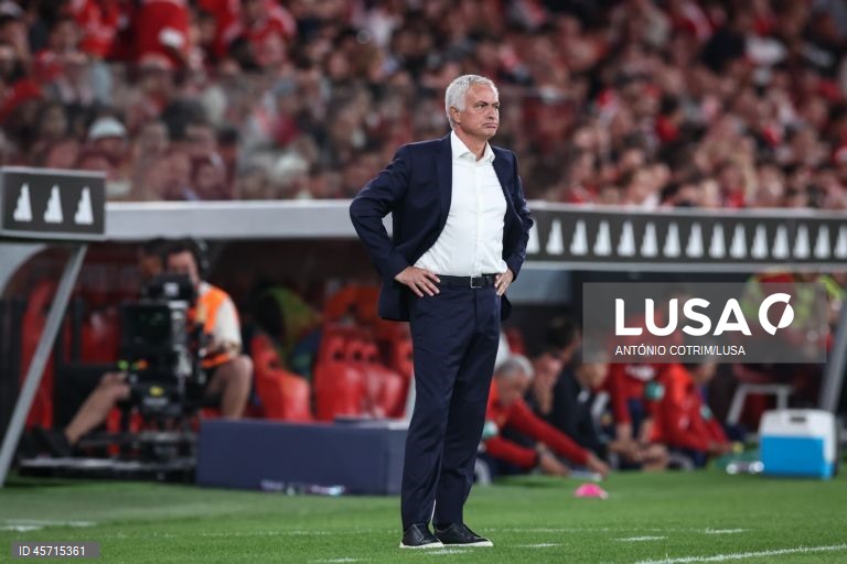 Benfica falhou hoje a subida ao segundo lugar da I Liga de futebol e ficou a quatro pontos do líder FC Porto, ao empatar 1-1 na receção ao Rio Ave, em encontro em atraso da primeira jornada.