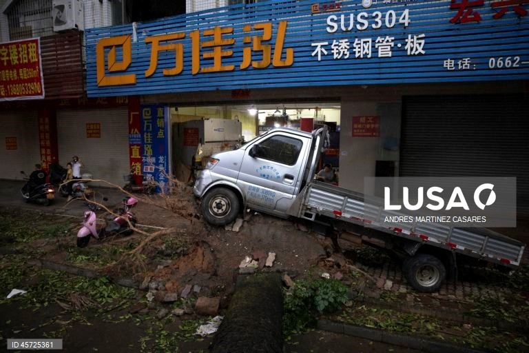 China: Consequências do tufão Ragasa.