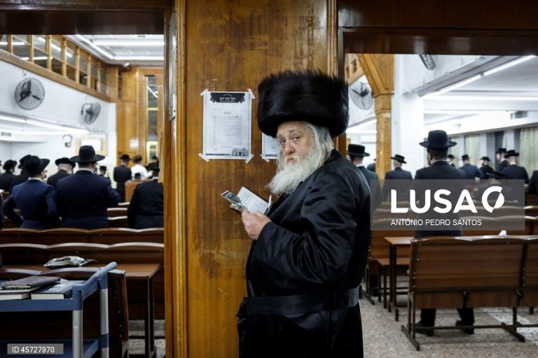 Judeus ortodoxos rezam numa sinagoga, em Jerusalém, Israel, 26 de setembro de 2025. ANTÓNIO PEDRO SANTOS/LUSA
