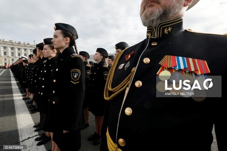 Cerimónia de boas-vindas aos cadetes do primeiro ano na Praça Dvortsovaya (Palácio), São Petersburgo.