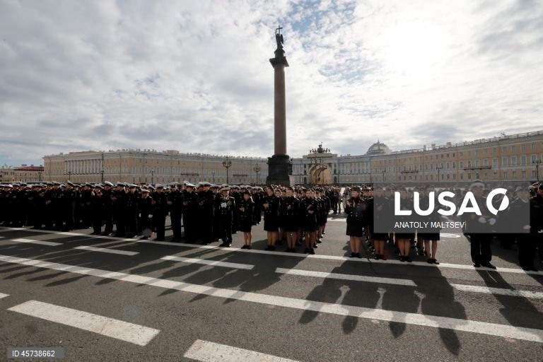 Cerimónia de boas-vindas aos cadetes do primeiro ano na Praça Dvortsovaya (Palácio), São Petersburgo.