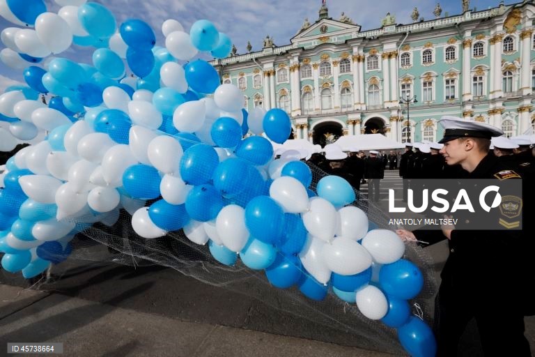 Cerimónia de boas-vindas aos cadetes do primeiro ano na Praça Dvortsovaya (Palácio), São Petersburgo.