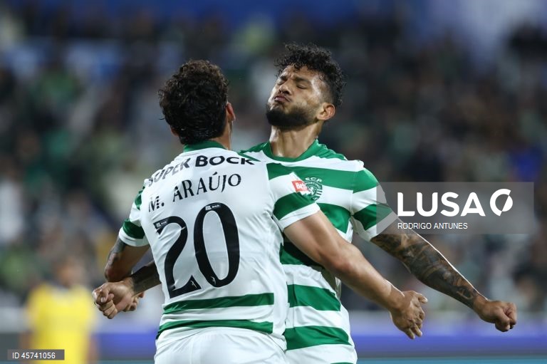 O Sporting igualou hoje, provisoriamente, o líder FC Porto na liderança da I Liga portuguesa de futebol, ao vencer no reduto do Estoril Praia por 1-0, em encontro da sétima jornada.