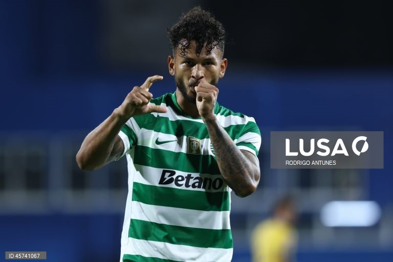 O Sporting igualou hoje, provisoriamente, o líder FC Porto na liderança da I Liga portuguesa de futebol, ao vencer no reduto do Estoril Praia por 1-0, em encontro da sétima jornada.