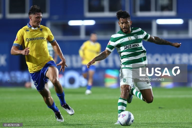 O Sporting igualou hoje, provisoriamente, o líder FC Porto na liderança da I Liga portuguesa de futebol, ao vencer no reduto do Estoril Praia por 1-0, em encontro da sétima jornada.