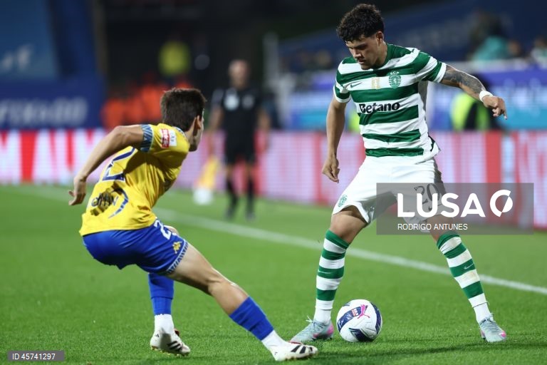 O Sporting igualou hoje, provisoriamente, o líder FC Porto na liderança da I Liga portuguesa de futebol, ao vencer no reduto do Estoril Praia por 1-0, em encontro da sétima jornada.