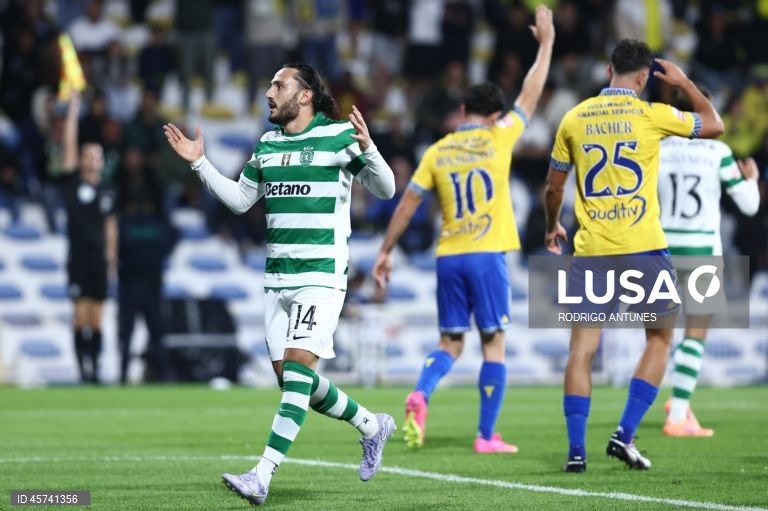 O Sporting igualou hoje, provisoriamente, o líder FC Porto na liderança da I Liga portuguesa de futebol, ao vencer no reduto do Estoril Praia por 1-0, em encontro da sétima jornada.