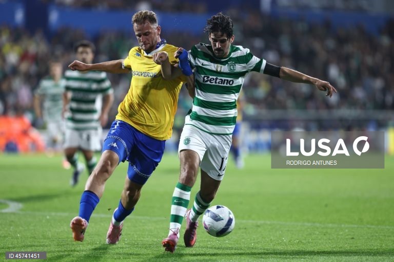 O Sporting igualou hoje, provisoriamente, o líder FC Porto na liderança da I Liga portuguesa de futebol, ao vencer no reduto do Estoril Praia por 1-0, em encontro da sétima jornada.