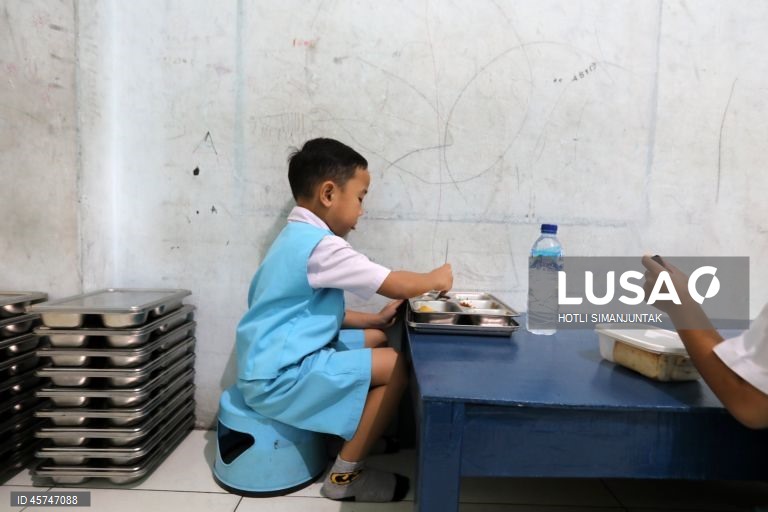 Indonésia: Programa governamental de refeições nutritivas nas escolas