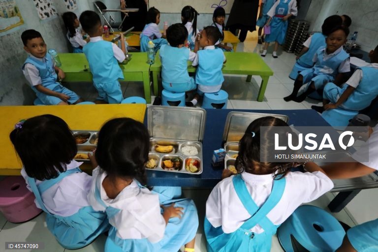 Indonésia: Programa governamental de refeições nutritivas nas escolas