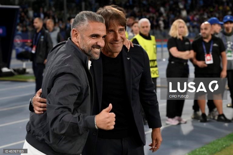 O Sporting somou hoje a primeira derrota na fase de liga da Liga dos Campeões de futebol, ao perder por 2-1 na visita ao Nápoles, em jogo da segunda jornada disputado no Estádio Diego Armando Maradona, em Itália.