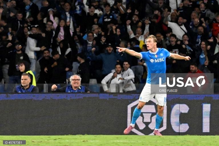 O Sporting somou hoje a primeira derrota na fase de liga da Liga dos Campeões de futebol, ao perder por 2-1 na visita ao Nápoles, em jogo da segunda jornada disputado no Estádio Diego Armando Maradona, em Itália.