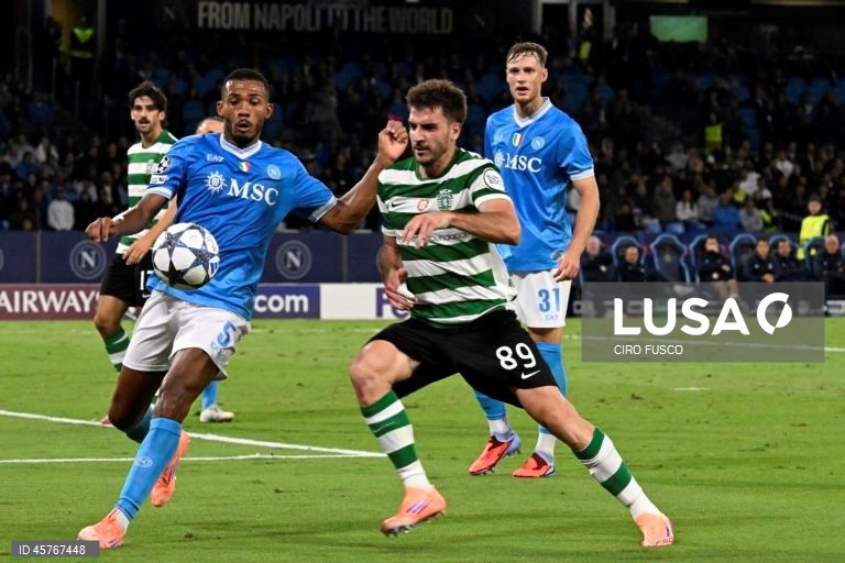 O Sporting somou hoje a primeira derrota na fase de liga da Liga dos Campeões de futebol, ao perder por 2-1 na visita ao Nápoles, em jogo da segunda jornada disputado no Estádio Diego Armando Maradona, em Itália.