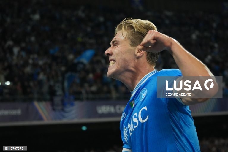 O Sporting somou hoje a primeira derrota na fase de liga da Liga dos Campeões de futebol, ao perder por 2-1 na visita ao Nápoles, em jogo da segunda jornada disputado no Estádio Diego Armando Maradona, em Itália.