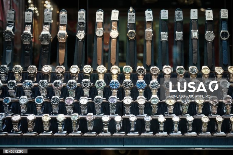 Encerramento dos casinos satélite de Macau até 31 de dezembro ameaça a sobrevivência de setores económicos que deles dependem, como as casas de penhores e o comércio de alto luxo.