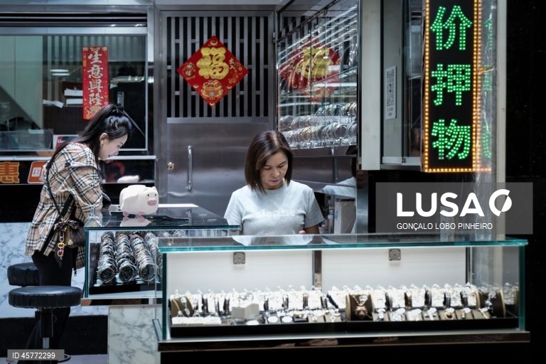 Encerramento dos casinos satélite de Macau até 31 de dezembro ameaça a sobrevivência de setores económicos que deles dependem, como as casas de penhores e o comércio de alto luxo.