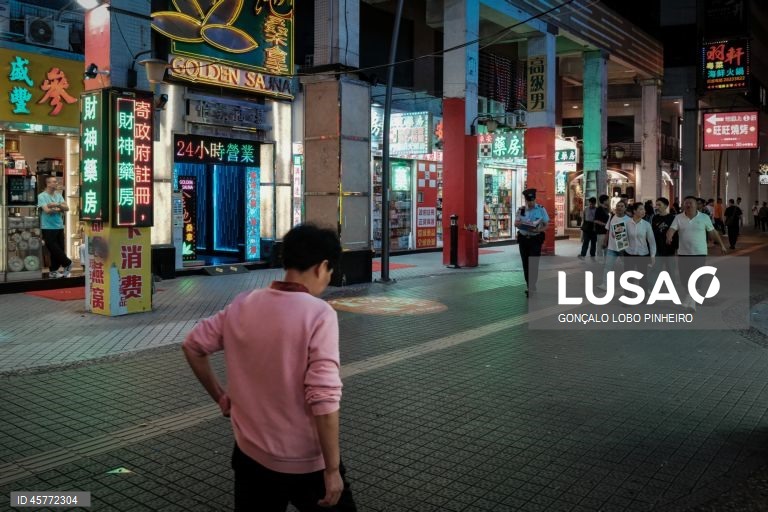 Encerramento dos casinos satélite de Macau até 31 de dezembro ameaça a sobrevivência de setores económicos que deles dependem, como as casas de penhores e o comércio de alto luxo.