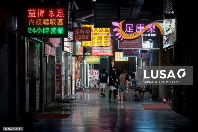 Encerramento dos casinos satélite de Macau até 31 de dezembro ameaça a sobrevivência de setores económicos que deles dependem, como as casas de penhores e o comércio de alto luxo.