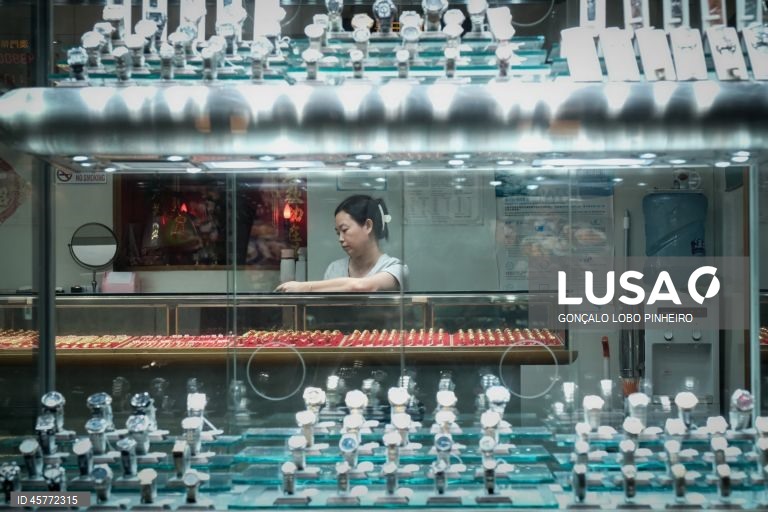 Encerramento dos casinos satélite de Macau até 31 de dezembro ameaça a sobrevivência de setores económicos que deles dependem, como as casas de penhores e o comércio de alto luxo.