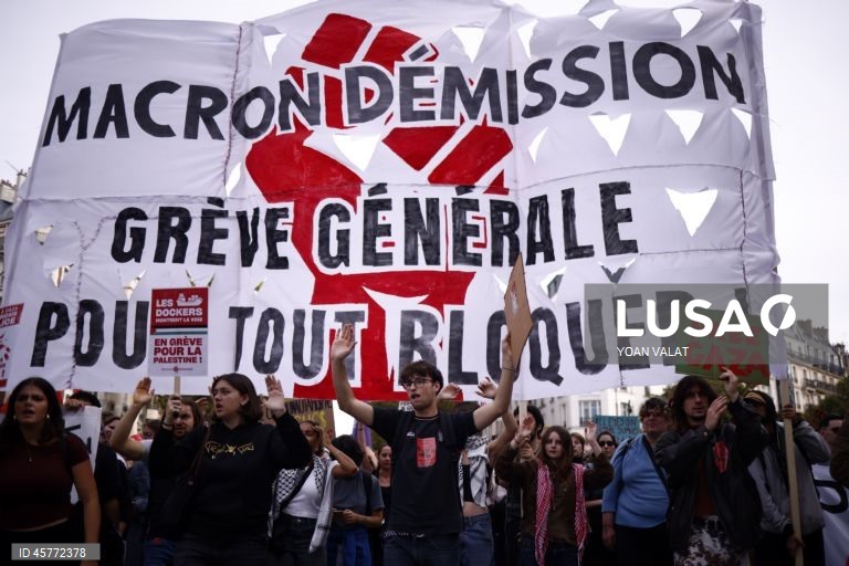 França: Novo dia de greves e manifestações 