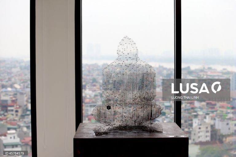 A estátua de Satoshi Nakamoto está em exposição em Hanói, Vietname. Satoshi Nakamoto, o autor anónimo do white paper do Bitcoin, é reconhecido como o criador do Bitcoin e o fundador dos atuais mercados financeiros descentralizados e de ativos digitais. O Vietname é o quarto país do mundo a receber a versão «desaparecida» da estátua de Satoshi.