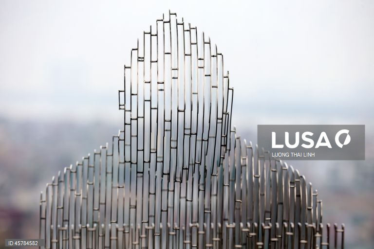 A estátua de Satoshi Nakamoto está em exposição em Hanói, Vietname. Satoshi Nakamoto, o autor anónimo do white paper do Bitcoin, é reconhecido como o criador do Bitcoin e o fundador dos atuais mercados financeiros descentralizados e de ativos digitais. O Vietname é o quarto país do mundo a receber a versão «desaparecida» da estátua de Satoshi.