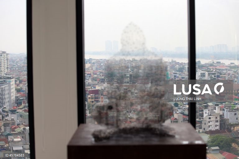 A estátua de Satoshi Nakamoto está em exposição em Hanói, Vietname. Satoshi Nakamoto, o autor anónimo do white paper do Bitcoin, é reconhecido como o criador do Bitcoin e o fundador dos atuais mercados financeiros descentralizados e de ativos digitais. O Vietname é o quarto país do mundo a receber a versão «desaparecida» da estátua de Satoshi.