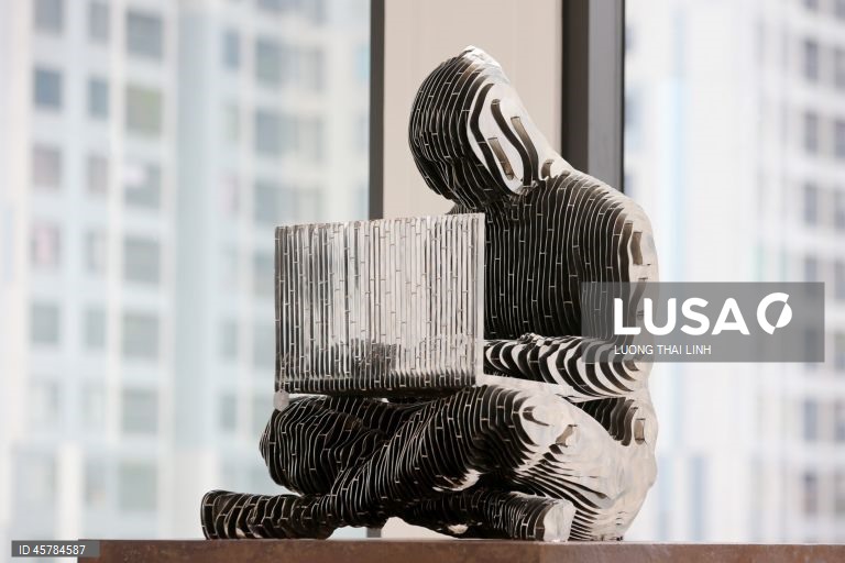 A estátua de Satoshi Nakamoto está em exposição em Hanói, Vietname. Satoshi Nakamoto, o autor anónimo do white paper do Bitcoin, é reconhecido como o criador do Bitcoin e o fundador dos atuais mercados financeiros descentralizados e de ativos digitais. O Vietname é o quarto país do mundo a receber a versão «desaparecida» da estátua de Satoshi.