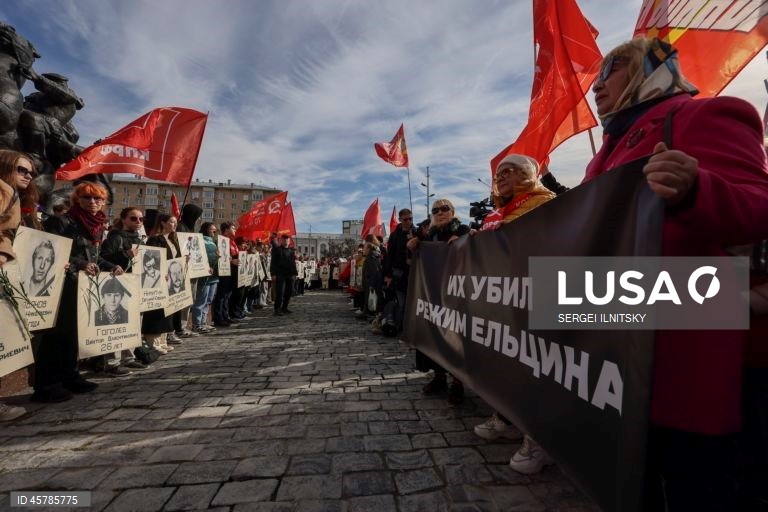 Ativistas do Partido Comunista seguram bandeiras vermelhas durante uma manifestação comemorativa em Moscovo, Rússia. Seguindo ordens do presidente Boris Yeltsin, tanques do exército estacionados na margem do rio Moscovo abriram fogo através da água contra a «Casa Branca», sede do parlamento russo rebelde, em 4 de outubro de 1993. Mais de 120 pessoas morreram quando a nova liderança da Rússia sufocou os últimos suspiros do sistema soviético em ruínas. Um bombardeamento de dez horas forçou a...