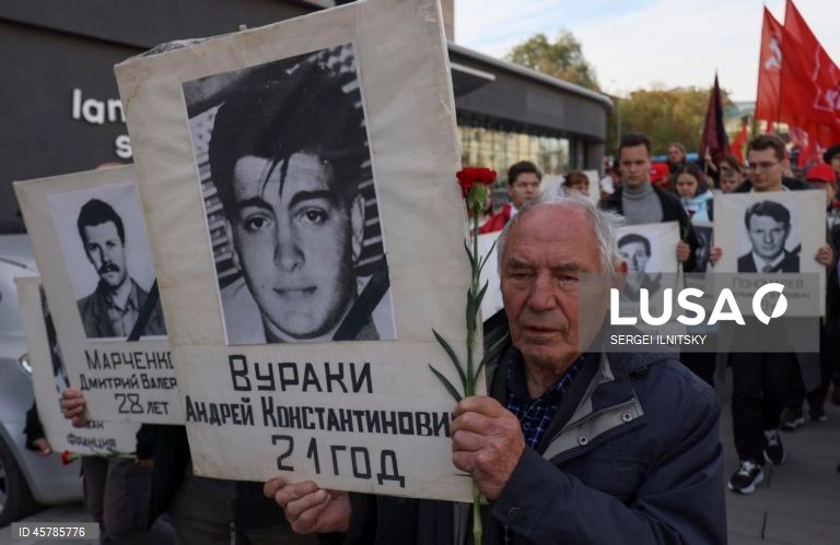 Ativistas do Partido Comunista seguram bandeiras vermelhas durante uma manifestação comemorativa em Moscovo, Rússia. Seguindo ordens do presidente Boris Yeltsin, tanques do exército estacionados na margem do rio Moscovo abriram fogo através da água contra a «Casa Branca», sede do parlamento russo rebelde, em 4 de outubro de 1993. Mais de 120 pessoas morreram quando a nova liderança da Rússia sufocou os últimos suspiros do sistema soviético em ruínas. Um bombardeamento de dez horas forçou a...