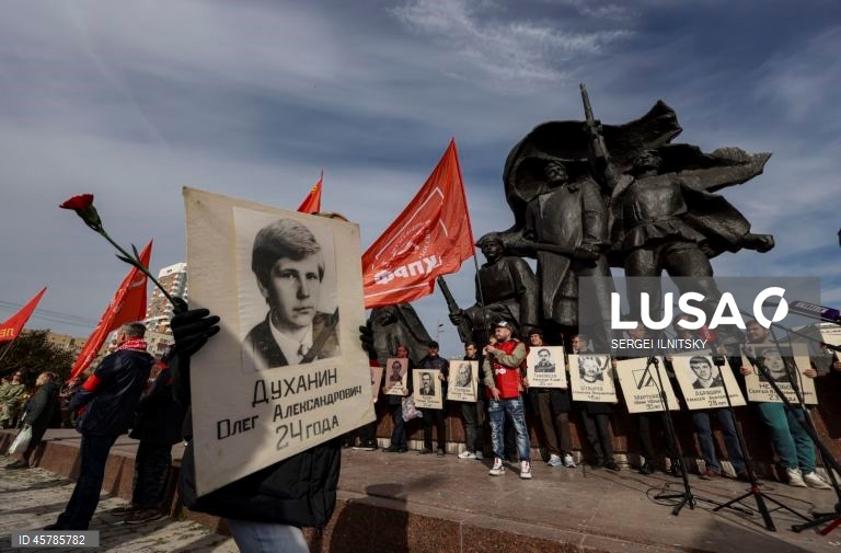 Ativistas do Partido Comunista seguram bandeiras vermelhas durante uma manifestação comemorativa em Moscovo, Rússia. Seguindo ordens do presidente Boris Yeltsin, tanques do exército estacionados na margem do rio Moscovo abriram fogo através da água contra a «Casa Branca», sede do parlamento russo rebelde, em 4 de outubro de 1993. Mais de 120 pessoas morreram quando a nova liderança da Rússia sufocou os últimos suspiros do sistema soviético em ruínas. Um bombardeamento de dez horas forçou a...