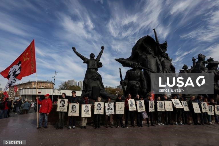 Ativistas do Partido Comunista seguram bandeiras vermelhas durante uma manifestação comemorativa em Moscovo, Rússia. Seguindo ordens do presidente Boris Yeltsin, tanques do exército estacionados na margem do rio Moscovo abriram fogo através da água contra a «Casa Branca», sede do parlamento russo rebelde, em 4 de outubro de 1993. Mais de 120 pessoas morreram quando a nova liderança da Rússia sufocou os últimos suspiros do sistema soviético em ruínas. Um bombardeamento de dez horas forçou a...