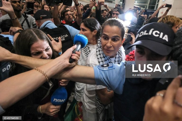 Os quatro portugueses Mariana Mortágua, Sofia Aparício, Miguel Duarte e Diogo Chaves que participaram na Flotilha Global Sumud, detidos em Israel desde quinta-feira, chegam ao aeroporto de Lisboa, Portugal,