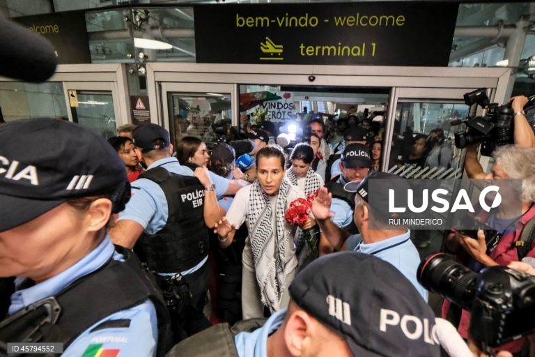 Os quatro portugueses Mariana Mortágua, Sofia Aparício, Miguel Duarte e Diogo Chaves que participaram na Flotilha Global Sumud, detidos em Israel desde quinta-feira, chegam ao aeroporto de Lisboa, Portugal,