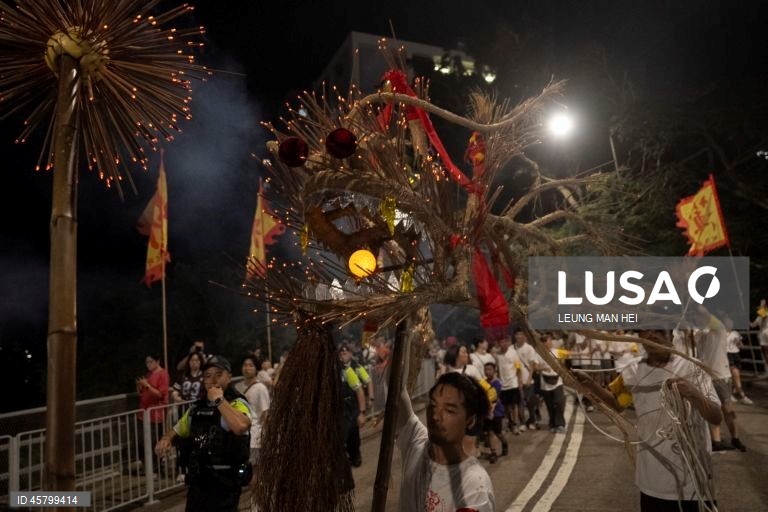 Fiéis carregam um dragão coberto de incensos acesos pelas ruas durante o desfile do dragão de fogo na vila de Pok Fu Lam, Hong Kong, China. A dança anual, realizada durante o Festival do Meio Outono, é realizada para rezar por saúde e boa sorte. 