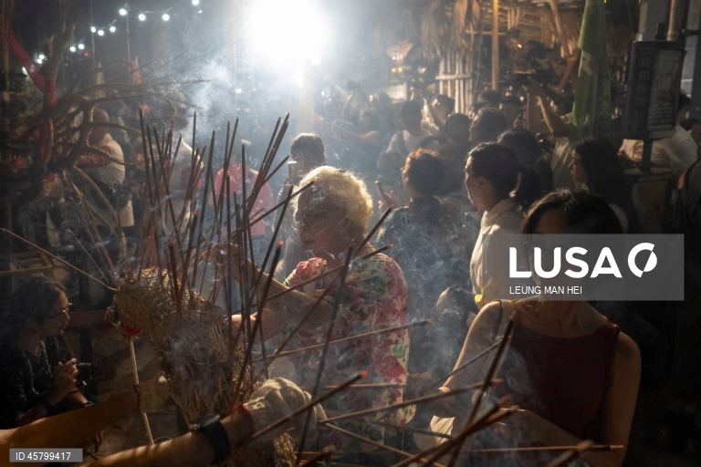 Fiéis carregam um dragão coberto de incensos acesos pelas ruas durante o desfile do dragão de fogo na vila de Pok Fu Lam, Hong Kong, China. A dança anual, realizada durante o Festival do Meio Outono, é realizada para rezar por saúde e boa sorte. 