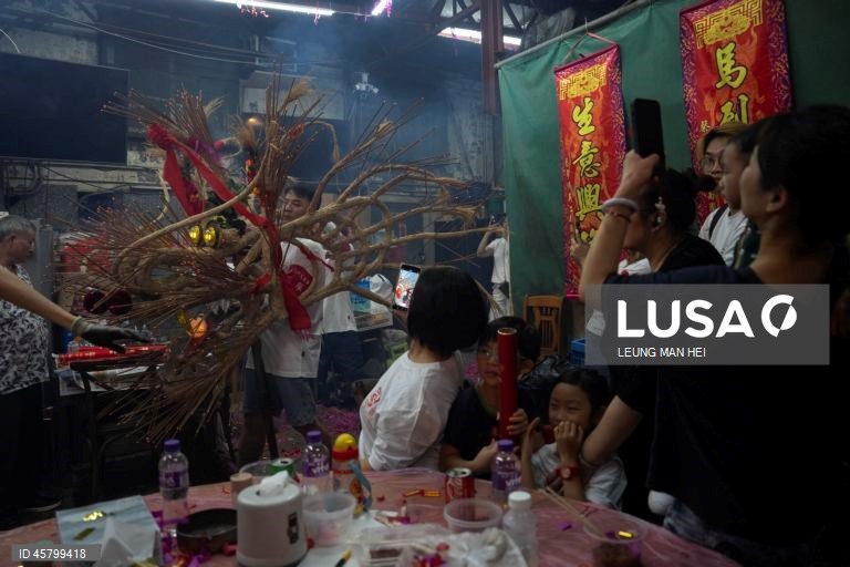Fiéis carregam um dragão coberto de incensos acesos pelas ruas durante o desfile do dragão de fogo na vila de Pok Fu Lam, Hong Kong, China. A dança anual, realizada durante o Festival do Meio Outono, é realizada para rezar por saúde e boa sorte. 
