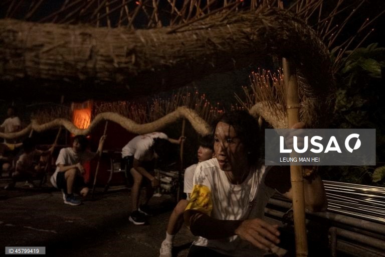 Fiéis carregam um dragão coberto de incensos acesos pelas ruas durante o desfile do dragão de fogo na vila de Pok Fu Lam, Hong Kong, China. A dança anual, realizada durante o Festival do Meio Outono, é realizada para rezar por saúde e boa sorte. 