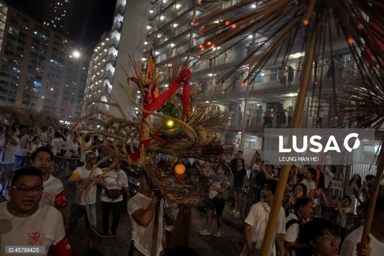 Fiéis carregam um dragão coberto de incensos acesos pelas ruas durante o desfile do dragão de fogo na vila de Pok Fu Lam, Hong Kong, China. A dança anual, realizada durante o Festival do Meio Outono, é realizada para rezar por saúde e boa sorte. 