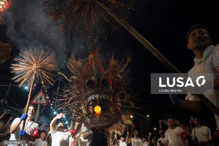 Fiéis carregam um dragão coberto de incensos acesos pelas ruas durante o desfile do dragão de fogo na vila de Pok Fu Lam, Hong Kong, China. A dança anual, realizada durante o Festival do Meio Outono, é realizada para rezar por saúde e boa sorte. 